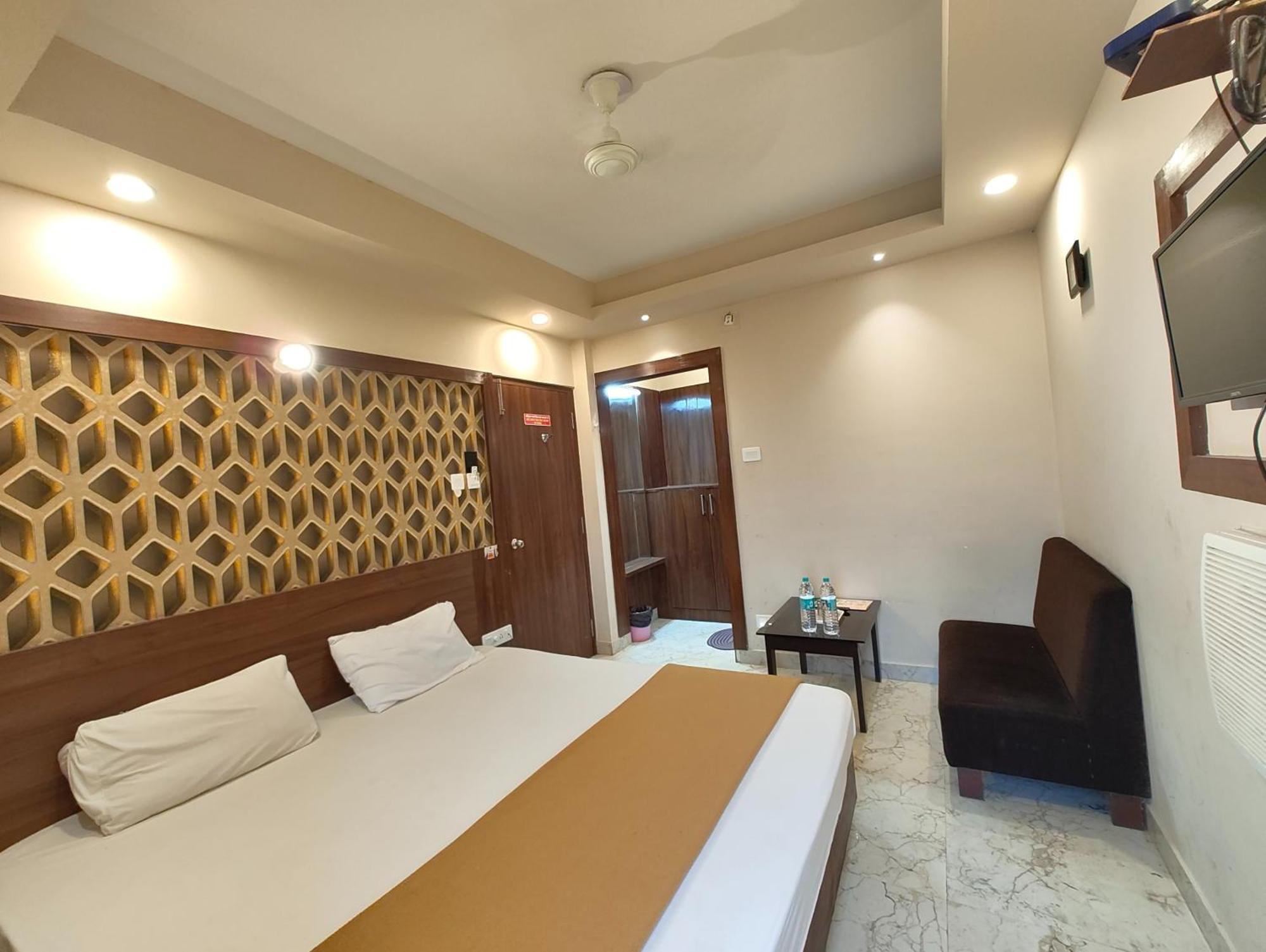 "Hotel Aradhya Puri"- Luxur- Room With Sea-View - Prime Location With Parking Facilities - Best Hotel In بوري المظهر الخارجي الصورة