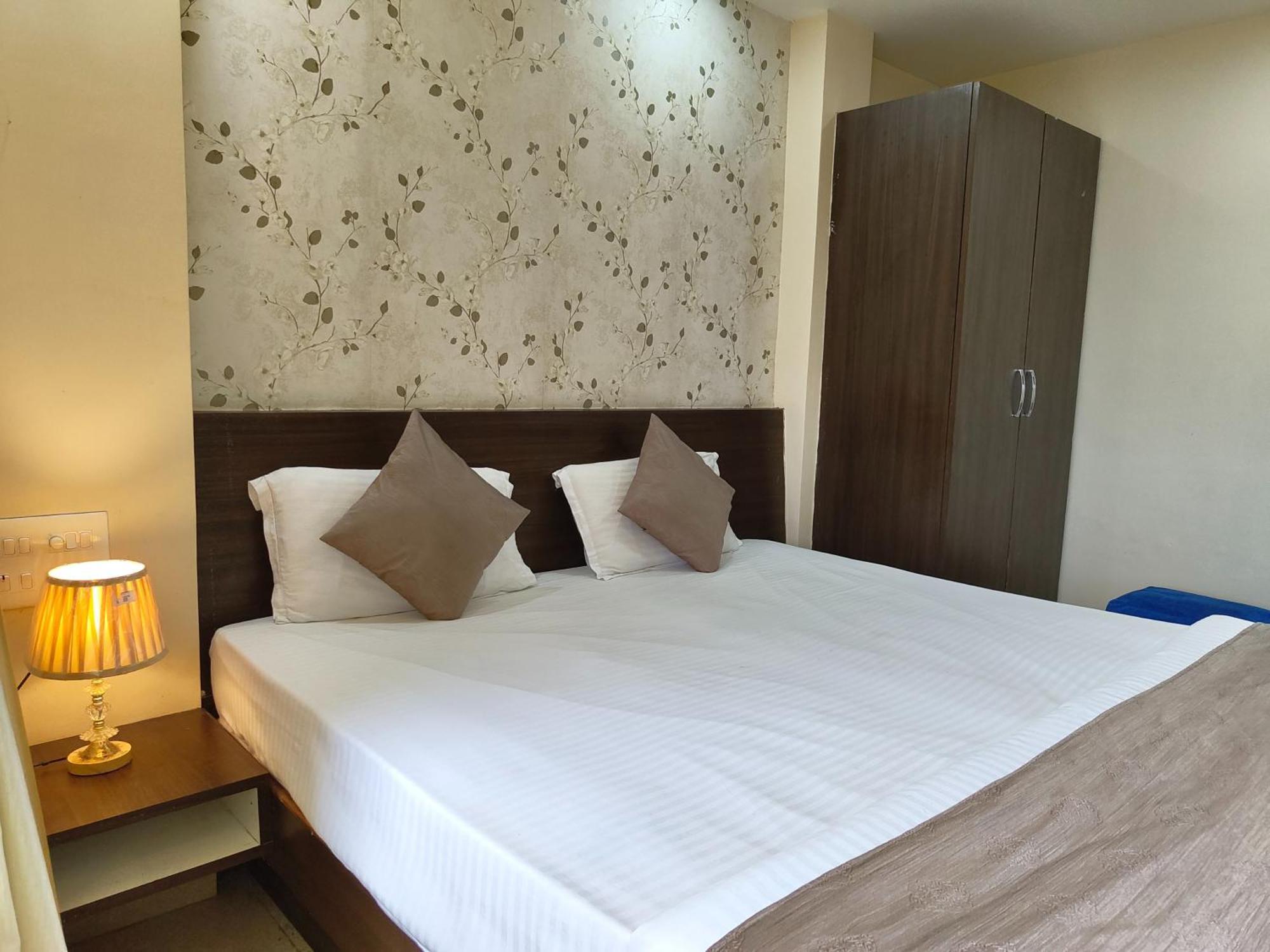 "Hotel Aradhya Puri"- Luxur- Room With Sea-View - Prime Location With Parking Facilities - Best Hotel In بوري المظهر الخارجي الصورة